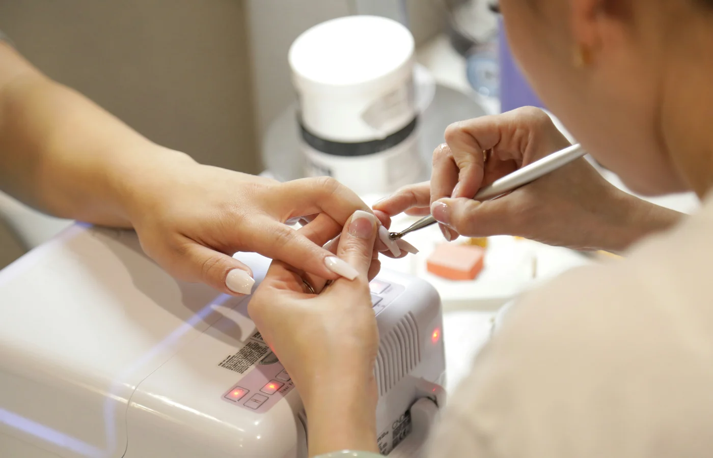 Wyzwania salonu manicure i pedicure – stylizacja paznokci, grafik i rentowność usług